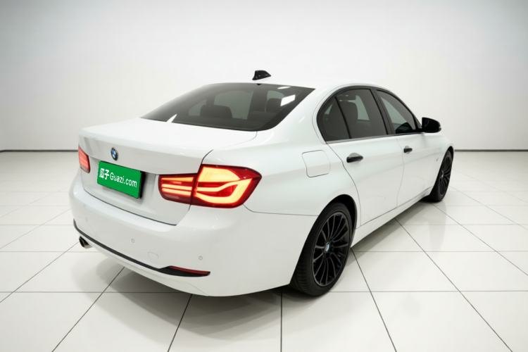 BMW 3 Series 2018 — вид сзади справа, 128 800 км, Guazi unyl6dxvce, фото 5