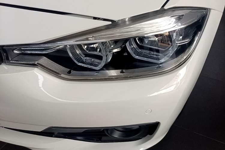 BMW 3 Series 2018 — передняя фара, 128 800 км, Guazi unyl6dxvce, фото 7
