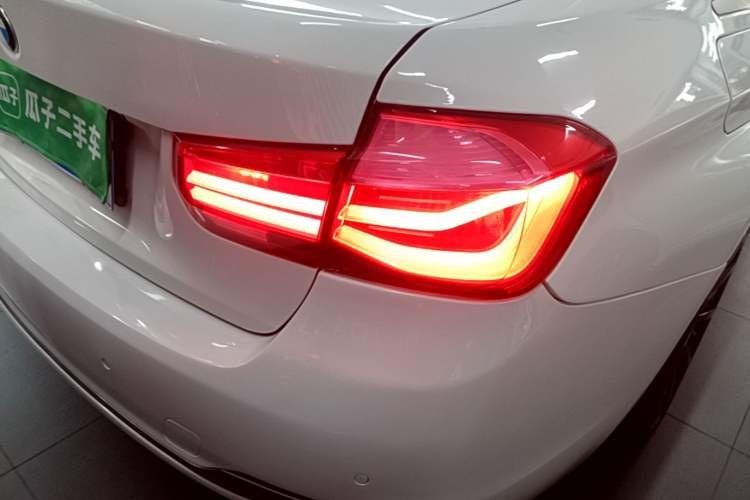BMW 3 Series 2018 — задний фонарь, 128 800 км, Guazi unyl6dxvce, фото 8