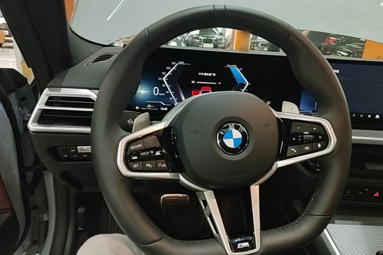 BMW 4 Series 2024 — салон, рулевое колесо, 100 км, Guazi yhaq4utb2e, фото 6
