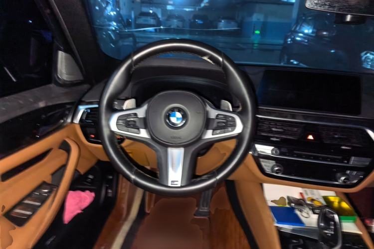 BMW 5 Series 2019 — салон, рулевое колесо, 100 800 км, Guazi nr6dunbq7x, фото 5