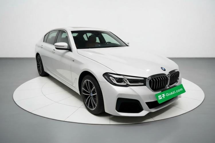 BMW 5 Series New Energy 2022 — вид спереди справа, 46 900 км, Guazi a5abb2hlew, фото 2