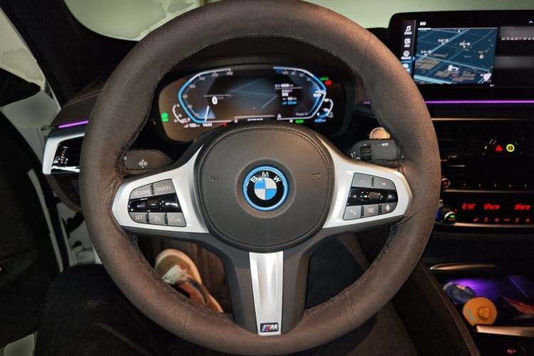 BMW 5 Series New Energy 2022 — салон, рулевое колесо, 46 900 км, Guazi a5abb2hlew, фото 6