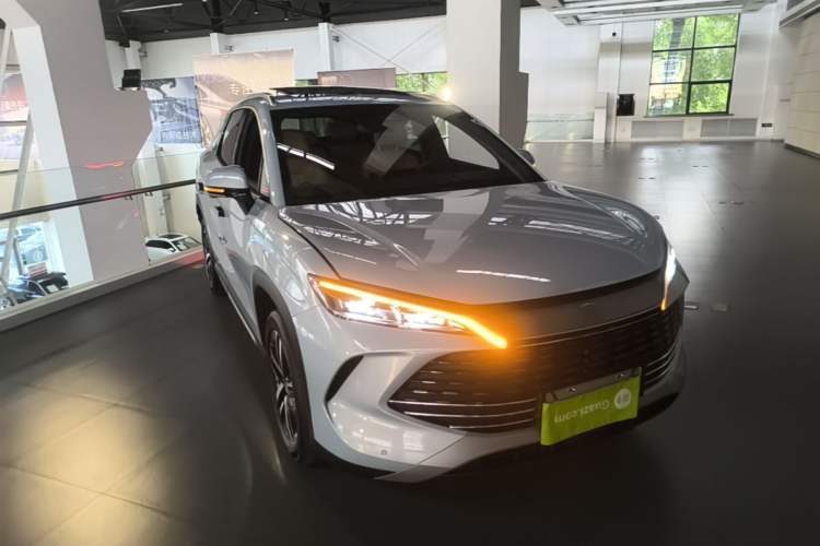 BYD Song L DM-i 2024 — вид спереди справа, 12 300 км, Guazi 6zwlpqelf9, фото 2