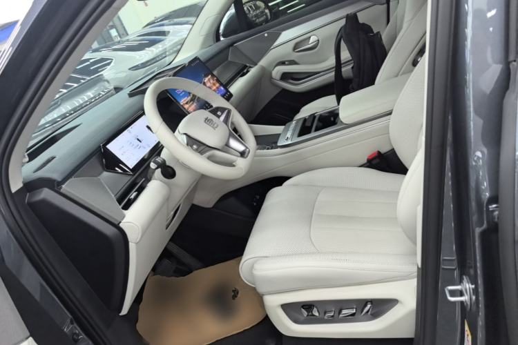 BYD Tang L 2025 — салон, сиденья, 15 000 км, Guazi z2dykanexd, фото 8
