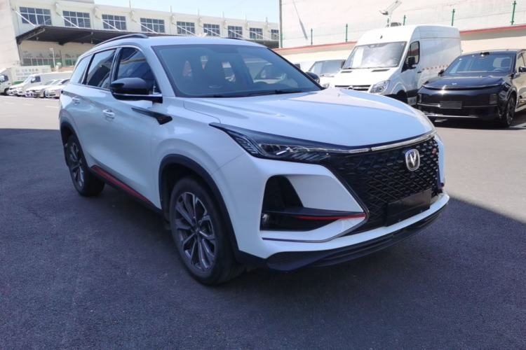Changan CS75 PLUS 2021 — вид спереди справа, 29 700 км, Guazi 76n8yg8px7, фото 2