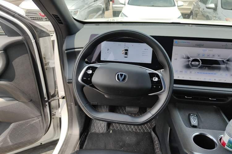Changan CS75 PLUS 2025 — салон, рулевое колесо, 4 600 км, Guazi 6mywtlhzsd, фото 6
