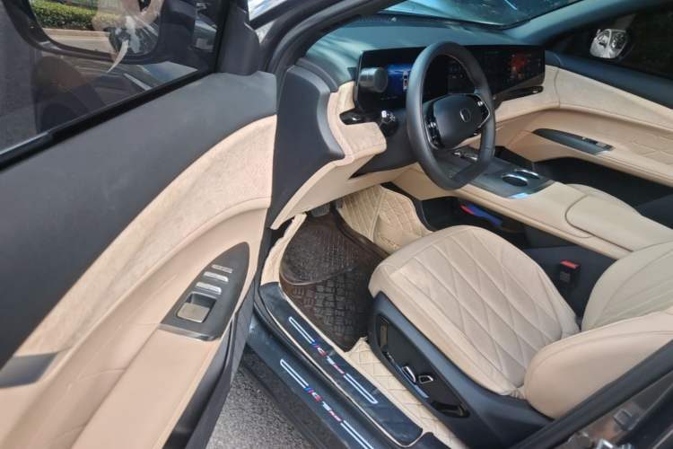 Changan CS75 PLUS 2025 — салон, сиденья, 6 100 км, Guazi hwuty28w7v, фото 7