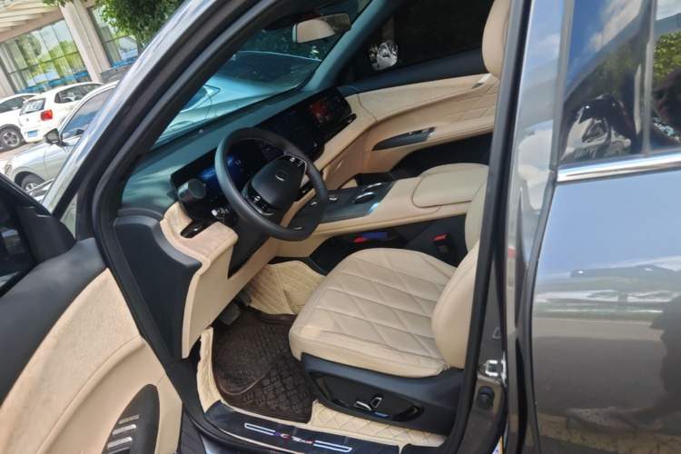 Changan CS75 PLUS 2025 — салон, сиденья, 6 100 км, Guazi hwuty28w7v, фото 8