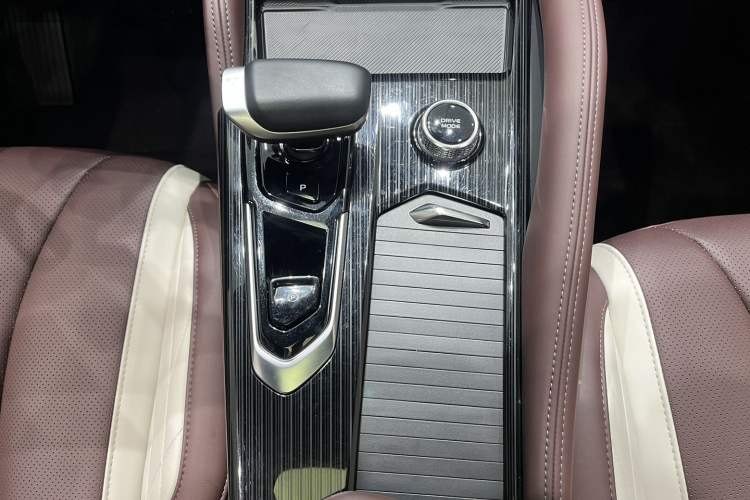 Geely Auto Monjaro L 2024 — салон, селектор коробки передач, 26 800 км, Guazi 3ghsn5tayr, фото 8