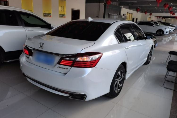 Honda Accord 2016 — вид сзади справа, 95 700 км, Guazi szlmt6krqr, фото 6