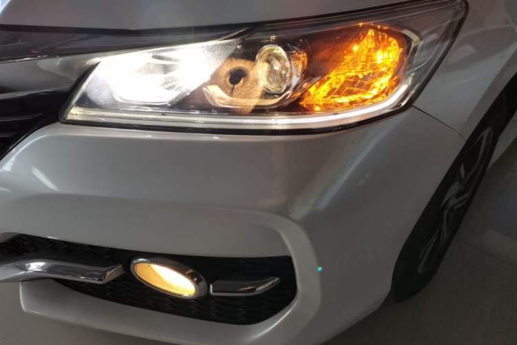 Honda Accord 2016 — передняя фара, 95 700 км, Guazi szlmt6krqr, фото 8