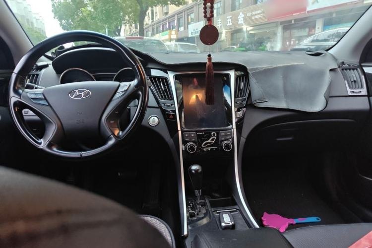 Hyundai Sonata 2014 — салон, центральная консоль, 99 300 км, Guazi ktzhs7splc, фото 8