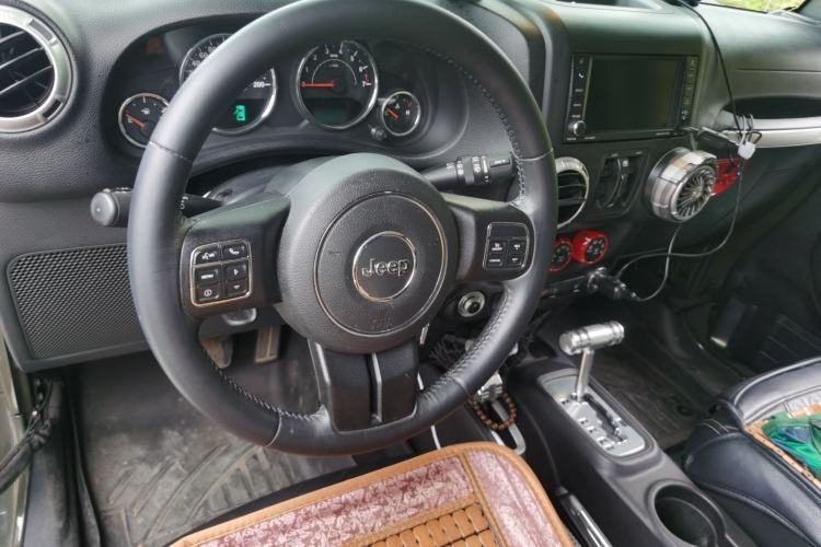 Jeep Wrangler 2015 — салон, рулевое колесо, 101 300 км, Guazi jg9bvz69u8, фото 5