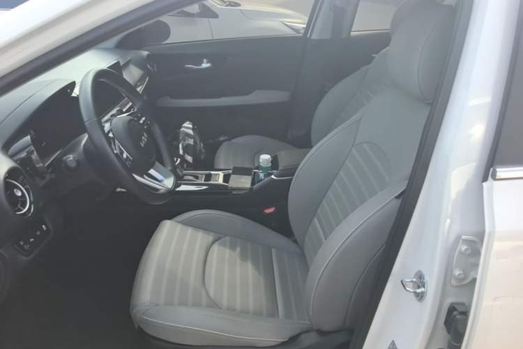 Kia K3 2024 — салон, сиденья, 10 600 км, Guazi 8bg64rfxcz, фото 8