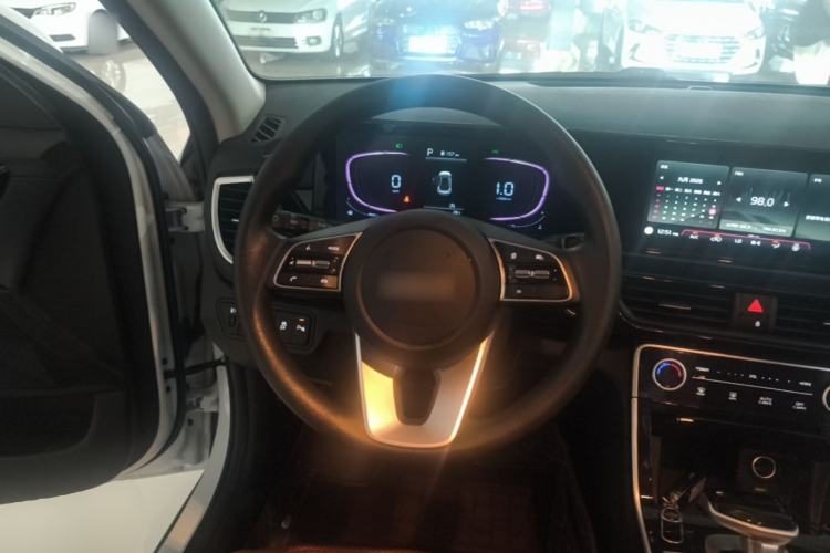Kia Seltos 2026 — салон, рулевое колесо, 10 800 км, Guazi 99f686vbch, фото 6