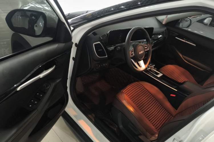 Kia Seltos 2026 — салон, сиденья, 10 800 км, Guazi 99f686vbch, фото 7