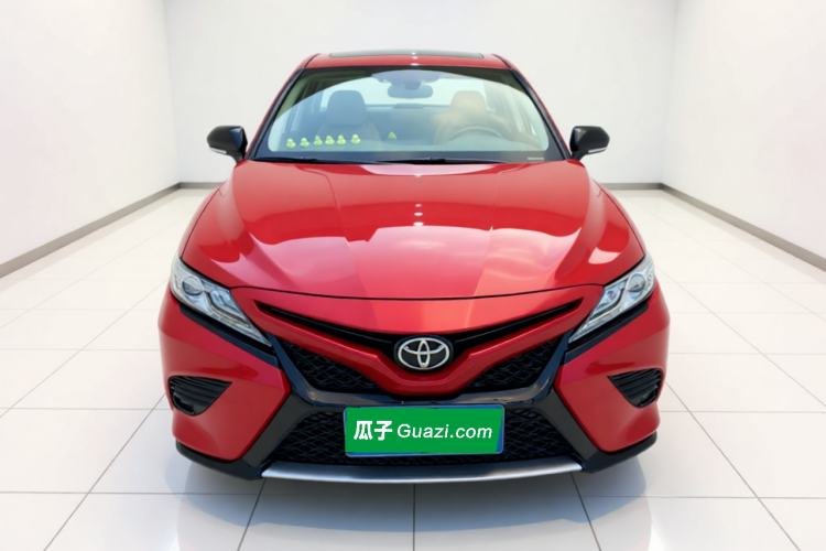 Toyota Camry 2019 — вид спереди, 28 800 км, Guazi pzcklyeulu, фото 2