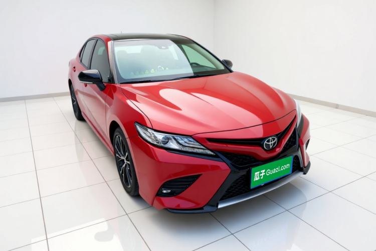 Toyota Camry 2019 — вид спереди справа, 28 800 км, Guazi pzcklyeulu, фото 3