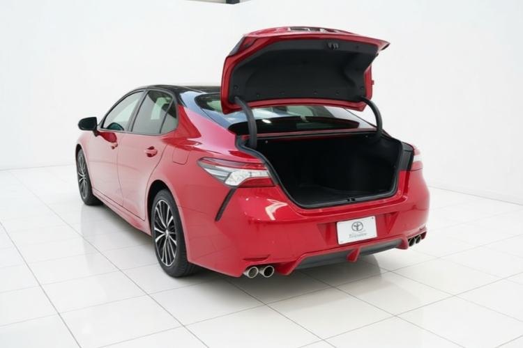Toyota Camry 2019 — вид сзади слева, 28 800 км, Guazi pzcklyeulu, фото 4