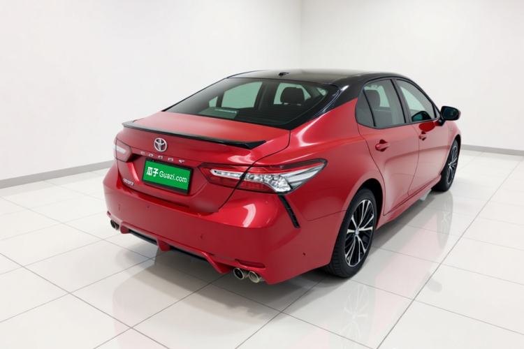 Toyota Camry 2019 — вид сзади справа, 28 800 км, Guazi pzcklyeulu, фото 6