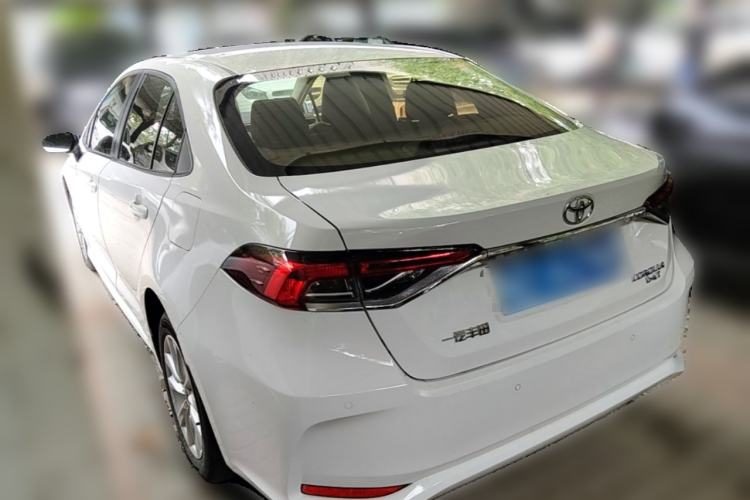 Toyota Corolla 2023 — вид сзади слева, 26 200 км, Guazi jgxhm6tezn, фото 3