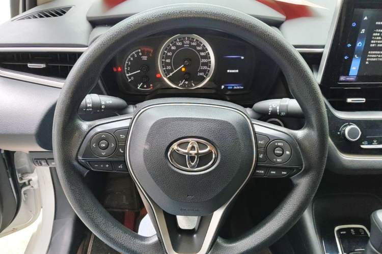 Toyota Corolla 2023 — салон, рулевое колесо, 26 200 км, Guazi jgxhm6tezn, фото 6