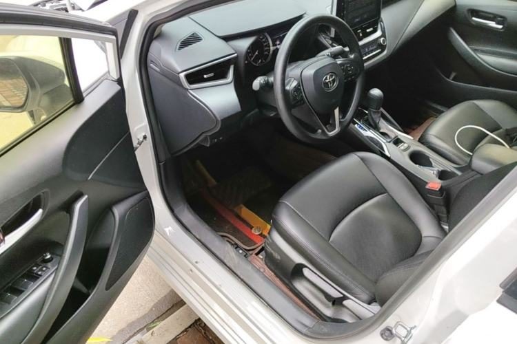 Toyota Corolla 2023 — салон, сиденья, 26 200 км, Guazi jgxhm6tezn, фото 7