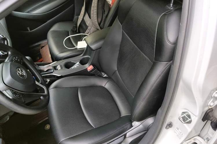 Toyota Corolla 2023 — салон, сиденья, 26 200 км, Guazi jgxhm6tezn, фото 8