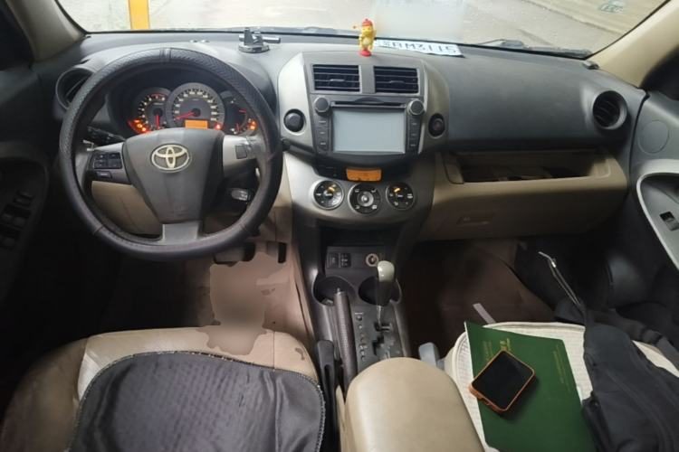 Toyota RAV4 2011 — салон, центральная консоль, 242 300 км, Guazi tt9s63772g, фото 5