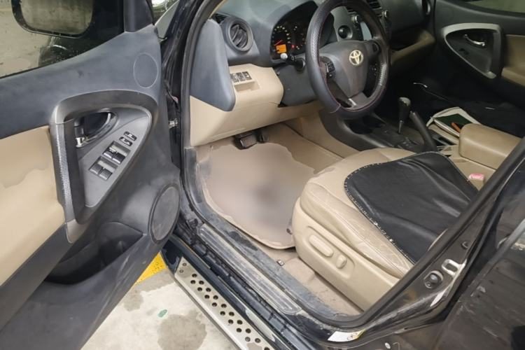 Toyota RAV4 2011 — салон, сиденья, 242 300 км, Guazi tt9s63772g, фото 7