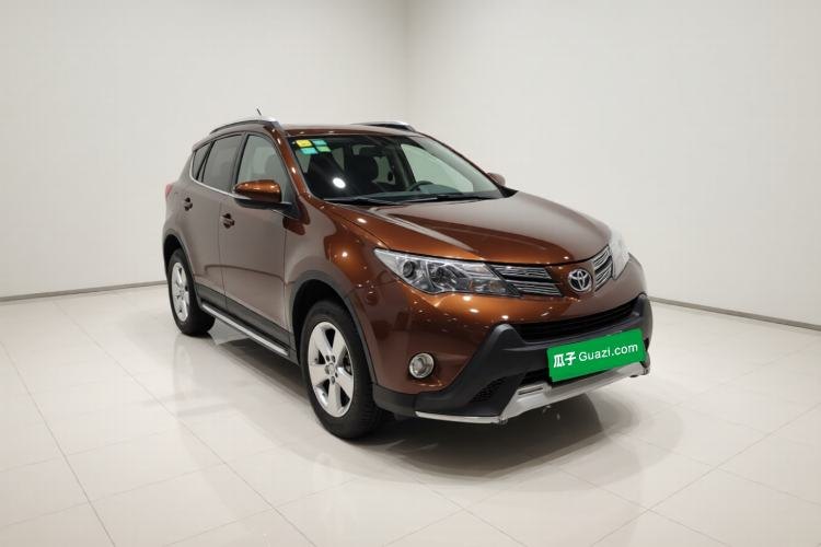 Toyota RAV4 2013 — вид спереди справа, 174 000 км, Guazi 2mnwe8glte, фото 3