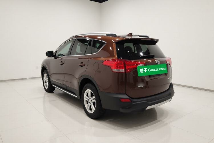 Toyota RAV4 2013 — вид сзади слева, 174 000 км, Guazi 2mnwe8glte, фото 4