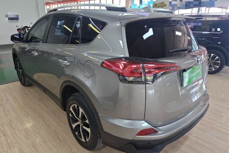 Toyota RAV4 2019 — вид сзади слева, 101 800 км, Guazi mad7553fjq, фото 4