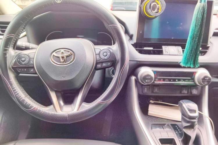 Toyota RAV4 2022 — салон, центральная консоль, 53 800 км, Guazi hpkc6lly9a, фото 3