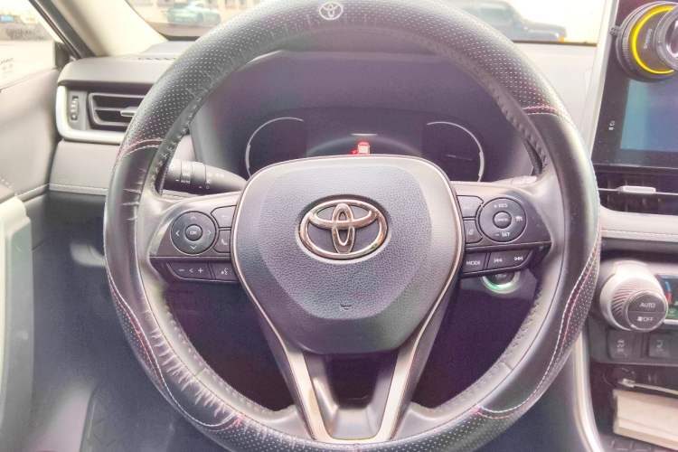 Toyota RAV4 2022 — салон, рулевое колесо, 53 800 км, Guazi hpkc6lly9a, фото 4