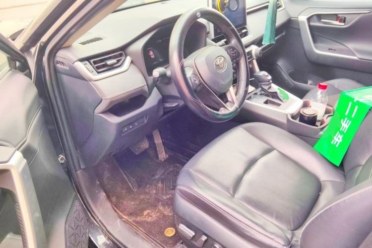 Toyota RAV4 2022 — салон, сиденья, 53 800 км, Guazi hpkc6lly9a, фото 5