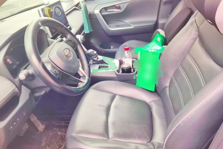 Toyota RAV4 2022 — салон, сиденья, 53 800 км, Guazi hpkc6lly9a, фото 6