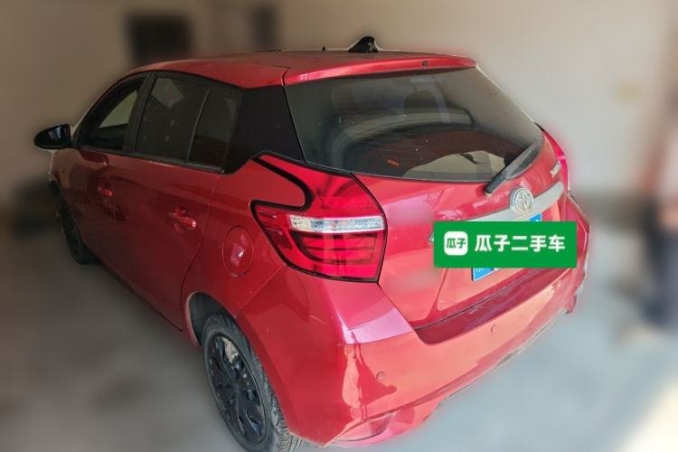 Toyota YARiS L Zhi Xuan 2017 — вид сзади слева, 65 100 км, Guazi dgmnkar7l9, фото 4