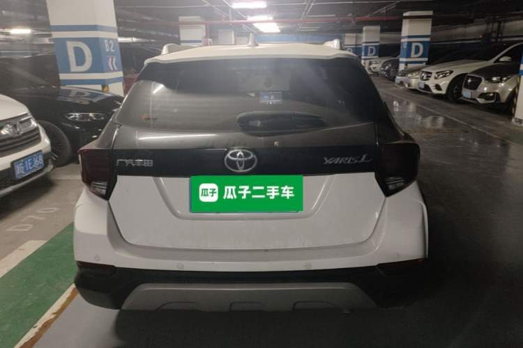 Toyota YARiS L Zhi Xuan 2022 — вид сзади, 63 100 км, Guazi shxqwnsdvl, фото 4