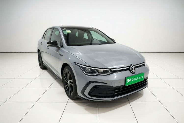 Volkswagen Golf 2023 — вид спереди справа, 41 800 км, Guazi t3y5qwuj6q, фото 2