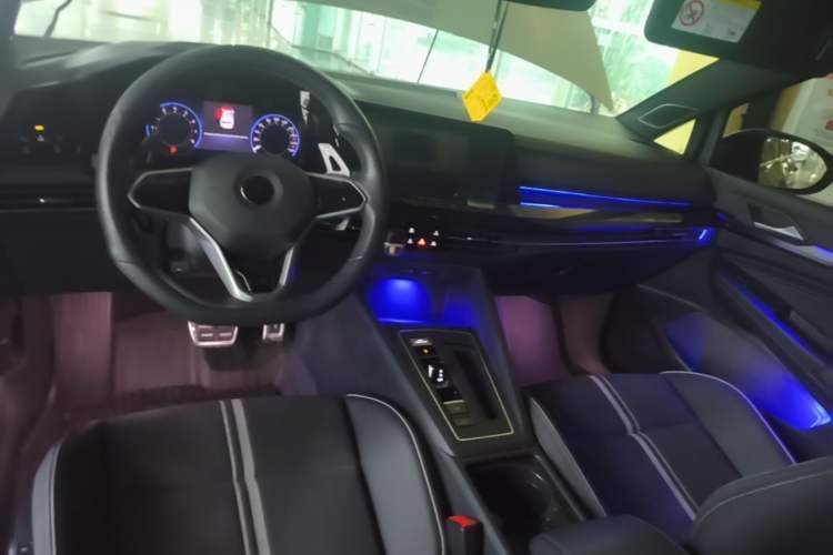 Volkswagen Golf 2023 — салон, центральная консоль, 41 800 км, Guazi t3y5qwuj6q, фото 5