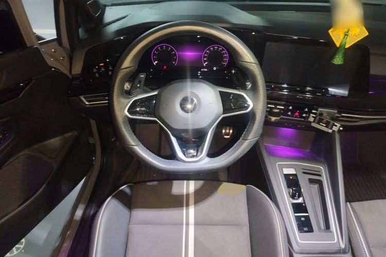 Volkswagen Golf 2023 — салон, рулевое колесо, 41 800 км, Guazi t3y5qwuj6q, фото 6