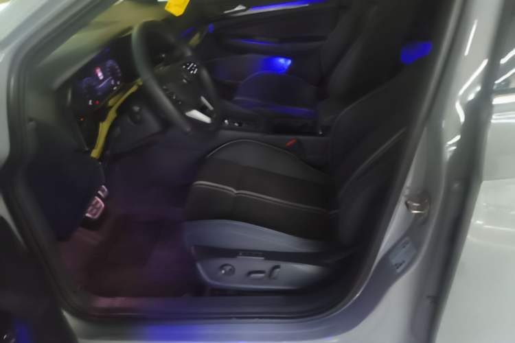 Volkswagen Golf 2023 — салон, сиденья, 41 800 км, Guazi t3y5qwuj6q, фото 7
