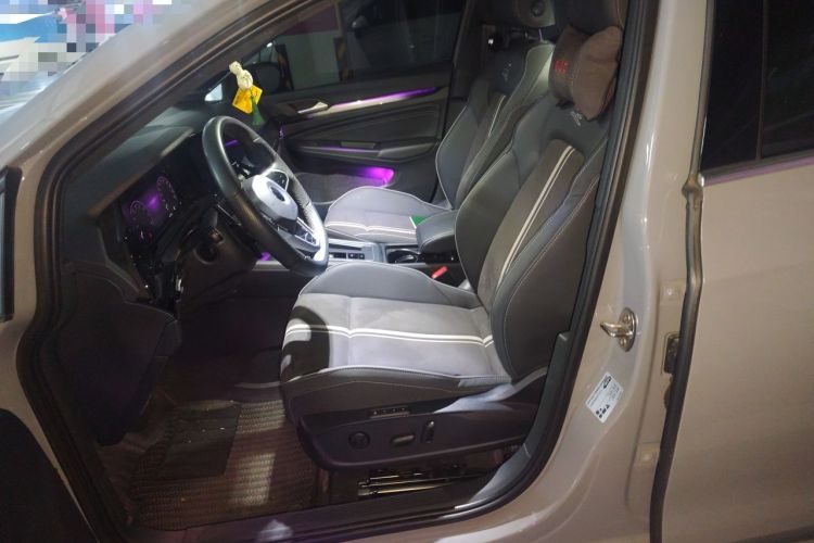 Volkswagen Golf 2023 — салон, сиденья, 41 800 км, Guazi t3y5qwuj6q, фото 8